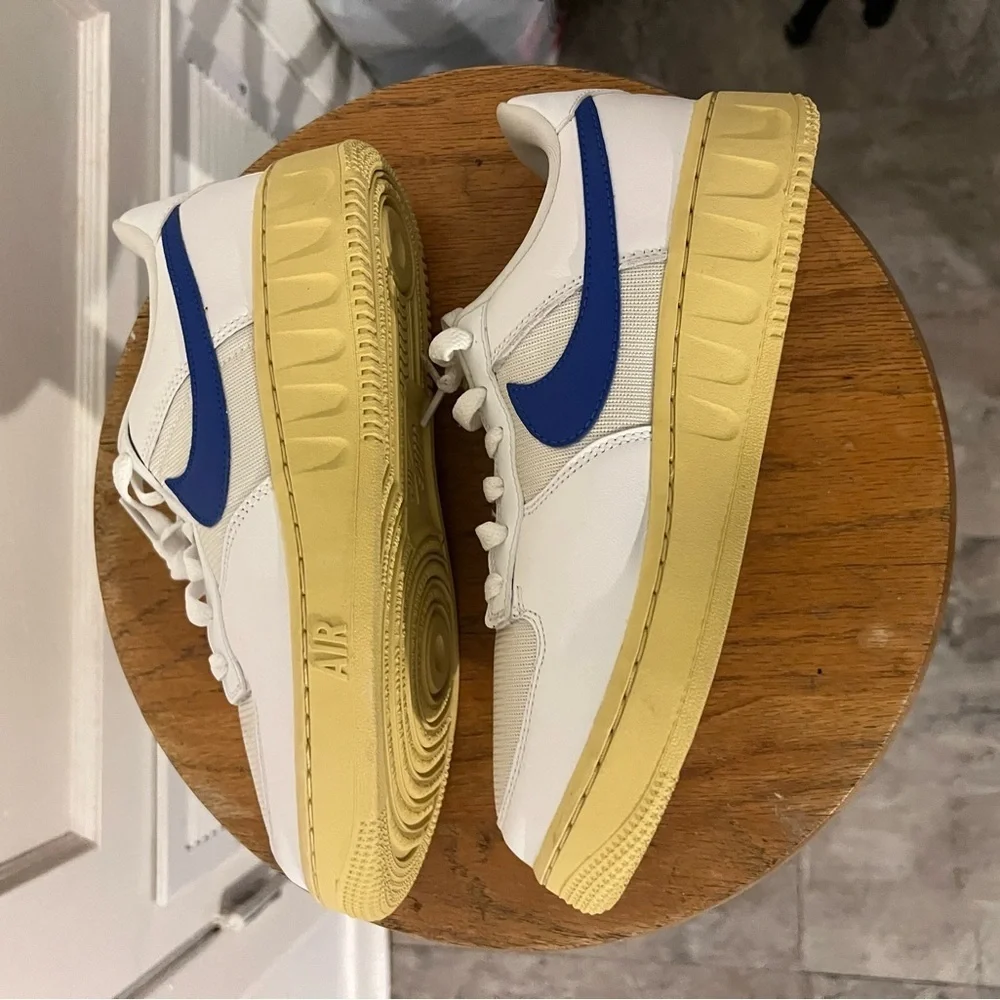Nike White and Blue Classic Sneakers Air Force 1 Utilize Kid size 5.5 ladies 7